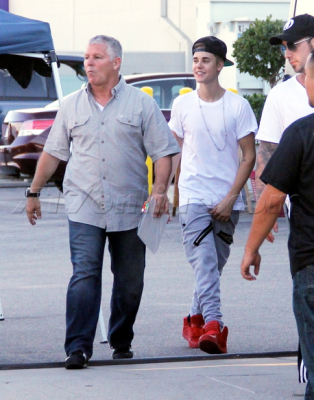 28.08 | Justin Bieber deixando o ensaio para a Believe Tour