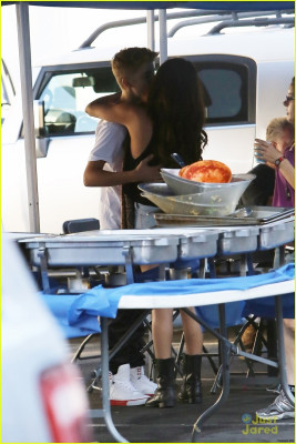 30.08 | Justin Bieber visita Selena Gomez no set de Feed The Dog