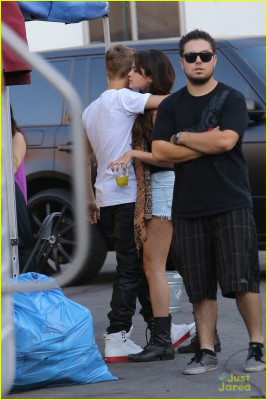 30.08 | Justin Bieber visita Selena Gomez no set de Feed The Dog