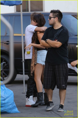 30.08 | Justin Bieber visita Selena Gomez no set de Feed The Dog