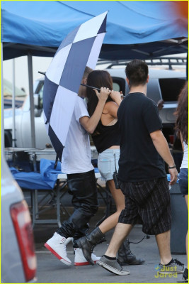 30.08 | Justin Bieber visita Selena Gomez no set de Feed The Dog
