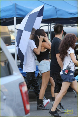 30.08 | Justin Bieber visita Selena Gomez no set de Feed The Dog