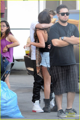 30.08 | Justin Bieber visita Selena Gomez no set de Feed The Dog