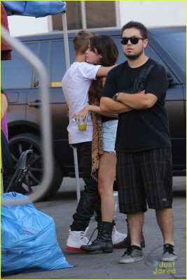 30.08 | Justin Bieber visita Selena Gomez no set de Feed The Dog