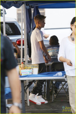 30.08 | Justin Bieber visita Selena Gomez no set de Feed The Dog
