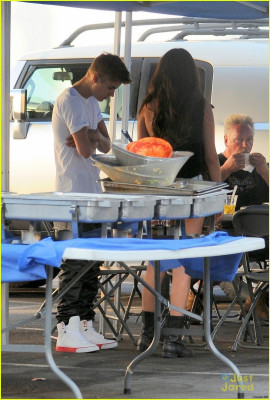 30.08 | Justin Bieber visita Selena Gomez no set de Feed The Dog