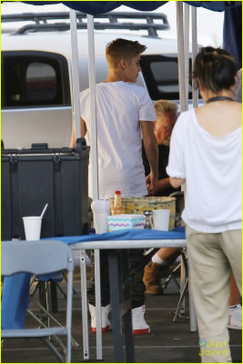 30.08 | Justin Bieber visita Selena Gomez no set de Feed The Dog