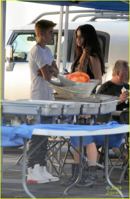 30.08 | Justin Bieber visita Selena Gomez no set de Feed The Dog