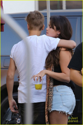 30.08 | Justin Bieber visita Selena Gomez no set de Feed The Dog