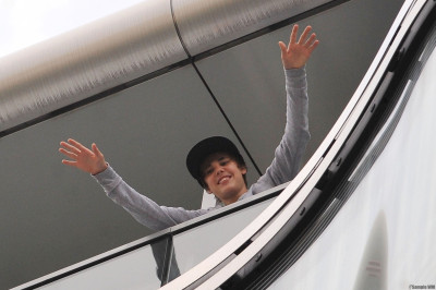 29.04 | Justin Bieber chegando em Paris