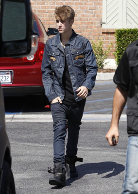 09.06 | Justin Bieber chegando em um restaurante em LA