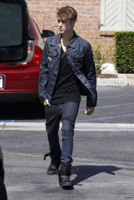 09.06 | Justin Bieber chegando em um restaurante em LA