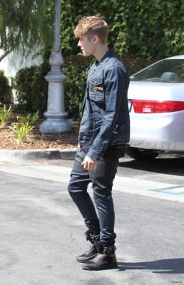09.06 | Justin Bieber chegando em um restaurante em LA
