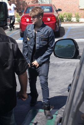 09.06 | Justin Bieber chegando em um restaurante em LA