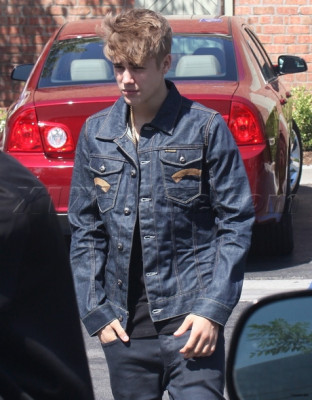 09.06 | Justin Bieber chegando em um restaurante em LA