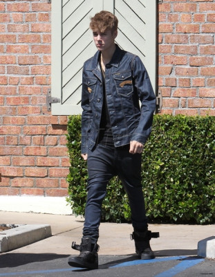09.06 | Justin Bieber chegando em um restaurante em LA