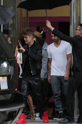 09.09 | Justin Bieber deixando seu hotel em Toronto