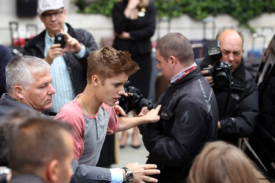09.12 | Justin Bieber cumprimentando fãs em Londres