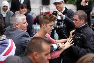 09.12 | Justin Bieber cumprimentando fãs em Londres