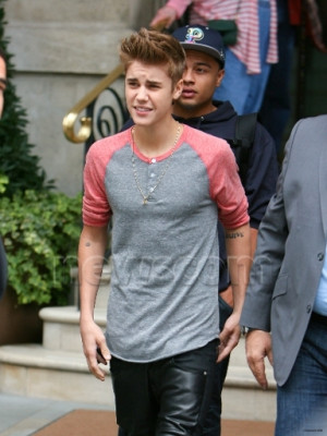 09.12 | Justin Bieber cumprimentando fãs em Londres