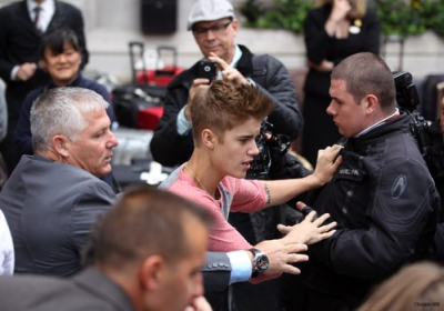 09.12 | Justin Bieber cumprimentando fãs em Londres