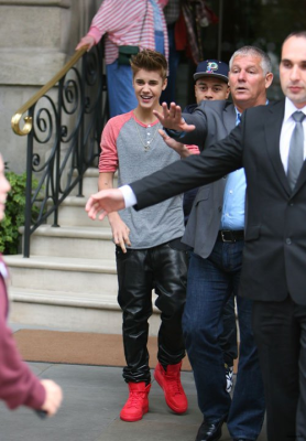 09.12 | Justin Bieber cumprimentando fãs em Londres