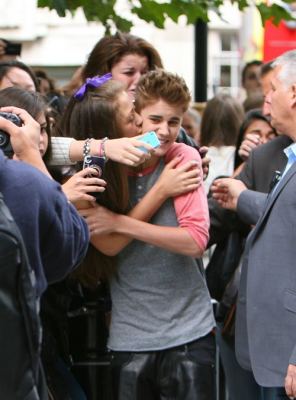 09.12 | Justin Bieber cumprimentando fãs em Londres