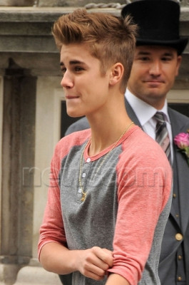 09.12 | Justin Bieber cumprimentando fãs em Londres
