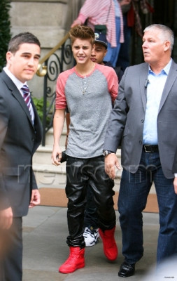09.12 | Justin Bieber cumprimentando fãs em Londres