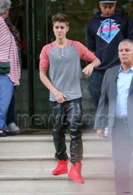 09.12 | Justin Bieber cumprimentando fãs em Londres
