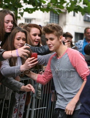 09.12 | Justin Bieber cumprimentando fãs em Londres