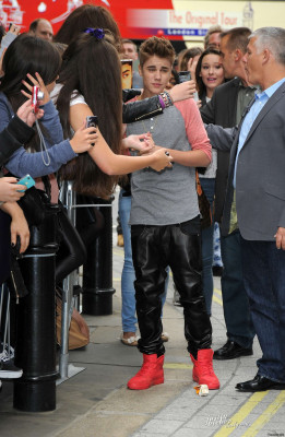 09.12 | Justin Bieber cumprimentando fãs em Londres
