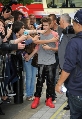 09.12 | Justin Bieber cumprimentando fãs em Londres