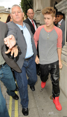 09.12 | Justin Bieber cumprimentando fãs em Londres