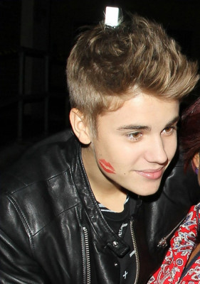 13.09 | Justin Bieber saindo dos estúdios do The Jonathan Ross Show em Londres