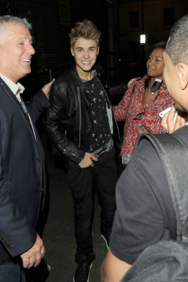 13.09 | Justin Bieber saindo dos estúdios do The Jonathan Ross Show em Londres