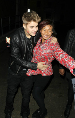 13.09 | Justin Bieber saindo dos estúdios do The Jonathan Ross Show em Londres