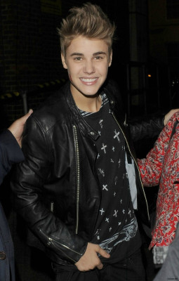 13.09 | Justin Bieber saindo dos estúdios do The Jonathan Ross Show em Londres