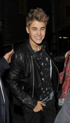 13.09 | Justin Bieber saindo dos estúdios do The Jonathan Ross Show em Londres