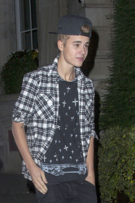13.09 | Justin Bieber atendendo fãs em Londres