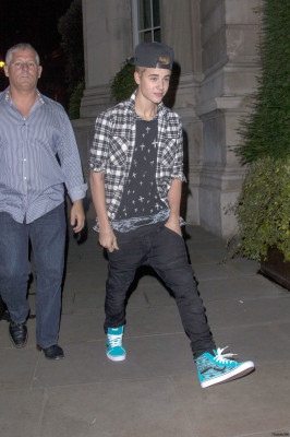 13.09 | Justin Bieber atendendo fãs em Londres