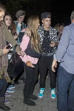 13.09 | Justin Bieber atendendo fãs em Londres