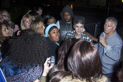 13.09 | Justin Bieber atendendo fãs em Londres