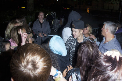 13.09 | Justin Bieber atendendo fãs em Londres