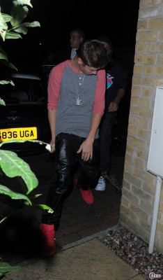 09.12 | Justin Bieber deixando seu hotel em Londres