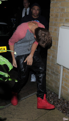 09.12 | Justin Bieber deixando seu hotel em Londres