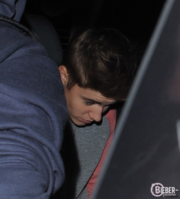 09.12 | Justin Bieber deixando seu hotel em Londres