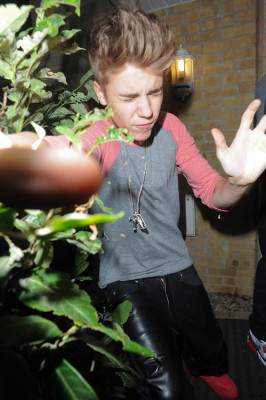09.12 | Justin Bieber deixando seu hotel em Londres