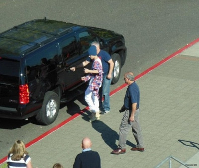 10.08 | Justin Bieber deixando a loja da Adidas