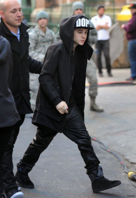 11.06 | Justin Bieber deixando ensaios do Victoria's Secret Fashion Show